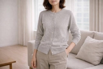 なんとなく羽織るだけだと“おば見え”？40代・50代のカーディガンは「前の開け方」で差がつく