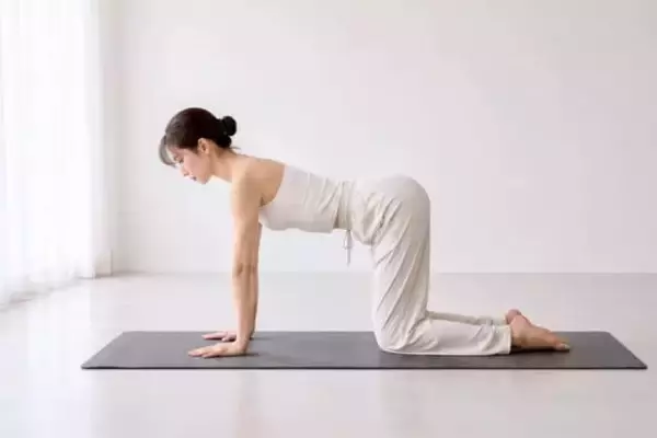薄着になると上半身がもたつく…。原因は“巻き肩”かも？１日３分の簡単ヨガ習慣