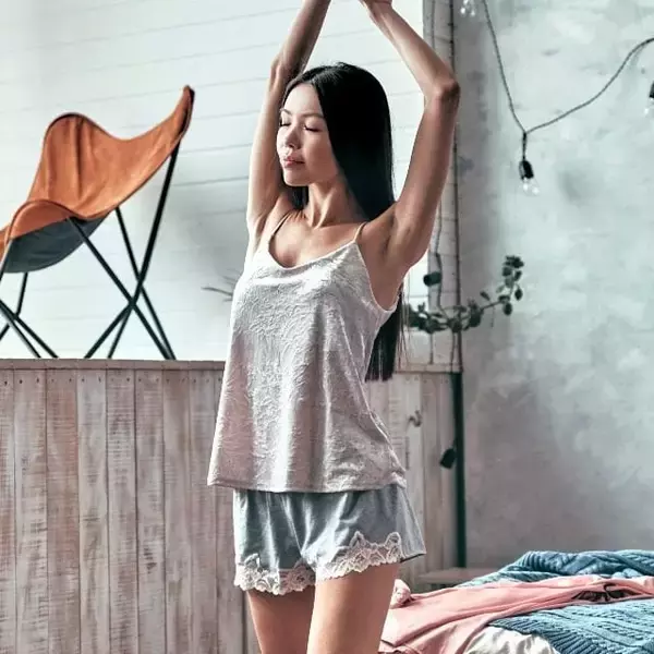 首肩周りの引き締めに◎ １日１セット【肩甲骨周りの可動域を広げる】簡単ストレッチ