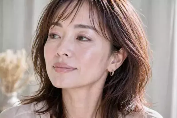 【40代・50代】アイシャドウが古く見える原因は“ラメの広げすぎ”。今っぽく仕上がる正解テク