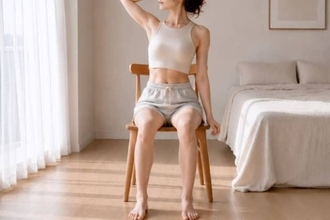 【最近、くびれが目立たなくなった…】椅子に座って30秒。脇腹を目覚めさせる簡単エクササイズ