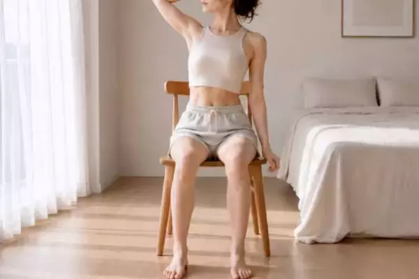 【最近、くびれが目立たなくなった…】椅子に座って30秒。脇腹を目覚めさせる簡単エクササイズ