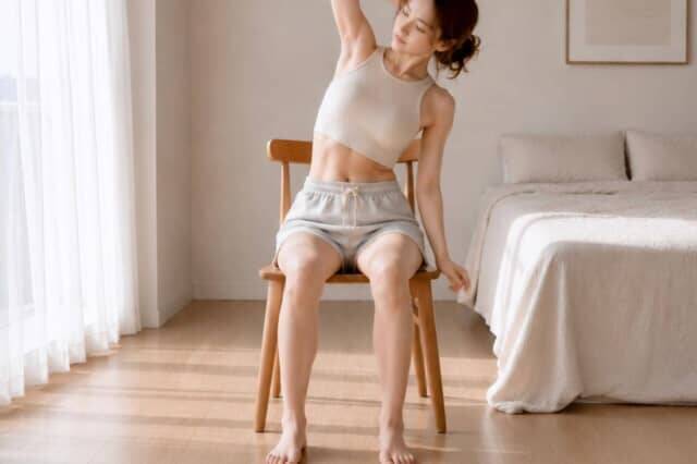 【最近、くびれが目立たなくなった…】椅子に座って30秒。脇腹を目覚めさせる簡単エクササイズ
