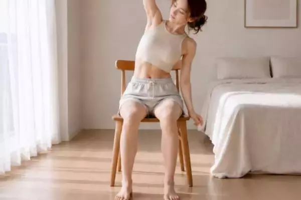 「【最近、くびれが目立たなくなった…】椅子に座って30秒。脇腹を目覚めさせる簡単エクササイズ」の画像