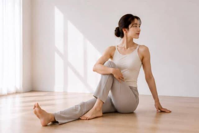 座りっぱなしでお腹のぽっこり感が気になる人に。縮こまった体幹をゆるめる“ねじり習慣”