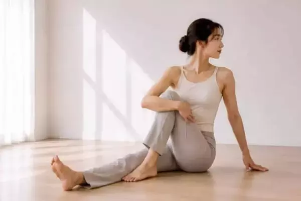 「座りっぱなしでお腹のぽっこり感が気になる人に。縮こまった体幹をゆるめる“ねじり習慣”」の画像