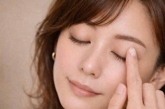 冬だけ崩れる“目元の悩み”に。乾燥してもにじまない「大人のアイメイク設計」