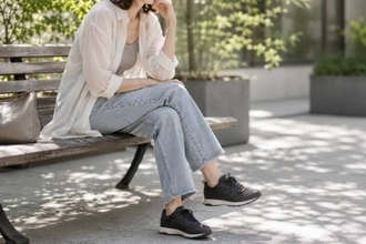 重たく見えるのは“スニーカー”のせい？40代・50代が見直したい、2026春夏の“足元の抜け感”