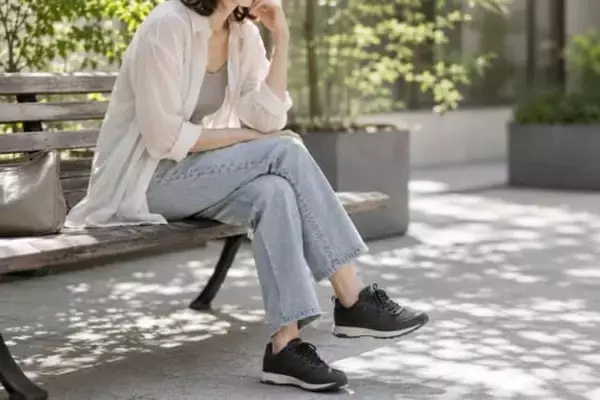 重たく見えるのは“スニーカー”のせい？40代・50代が見直したい、2026春夏の“足元の抜け感”