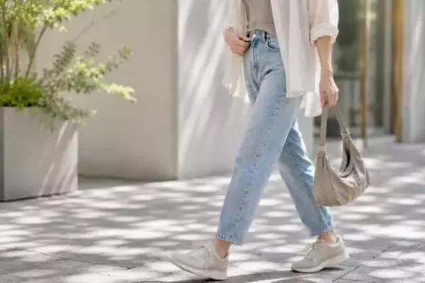 「重たく見えるのは“スニーカー”のせい？40代・50代が見直したい、2026春夏の“足元の抜け感”」の画像