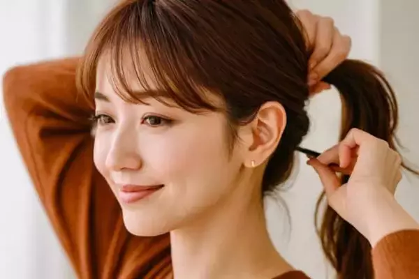 「“ただ結んだだけ”に見せない！忙しい朝でもこなれる【ひとつ結びヘアアレンジ】のコツ」の画像