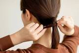 「“ただ結んだだけ”に見せない！忙しい朝でもこなれる【ひとつ結びヘアアレンジ】のコツ」の画像3