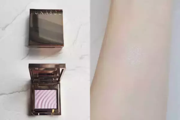 「冬メイクが今っぽく変わる。質感と色で楽しむ最新トレンドを押さえた「注目コスメ」３つ」の画像