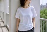 「そのTシャツがだらしなく見える原因？40代・50代が避けたい“カットソー素材”の特徴」の画像2