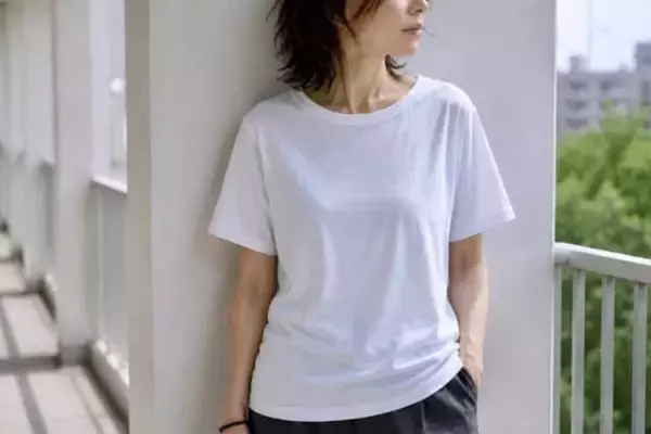 「そのTシャツがだらしなく見える原因？40代・50代が避けたい“カットソー素材”の特徴」の画像