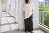 「そのTシャツがだらしなく見える原因？40代・50代が避けたい“カットソー素材”の特徴」の画像3