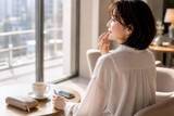 「【40代・50代】唇は作り込みすぎない。今っぽくて若々しい2026夏リップの正解」の画像1