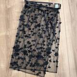 「年始の“普段見え”が一気に解決！40代からのスウェット＆デニムが上品に変わる「レース１点足しテク」」の画像1