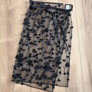 年始の“普段見え”が一気に解決！40代からのスウェット＆デニムが上品に変わる「レース１点足しテク」