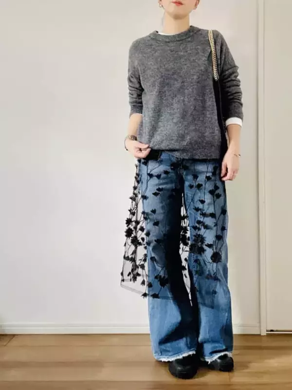 「年始の“普段見え”が一気に解決！40代からのスウェット＆デニムが上品に変わる「レース１点足しテク」」の画像
