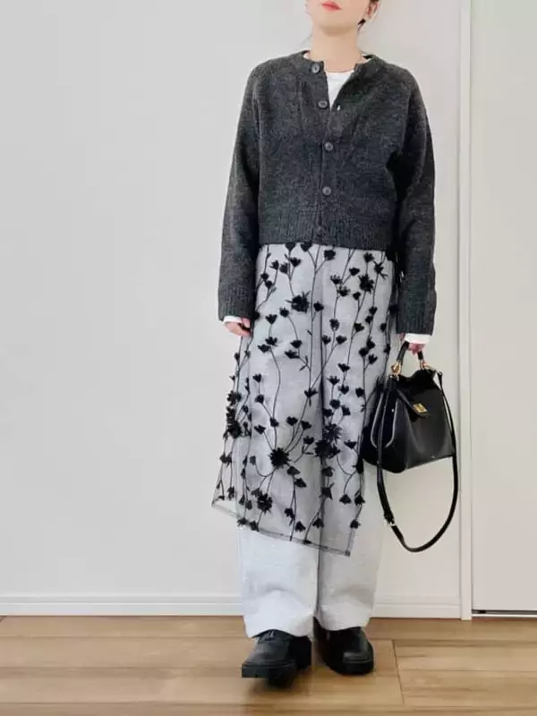 「年始の“普段見え”が一気に解決！40代からのスウェット＆デニムが上品に変わる「レース１点足しテク」」の画像