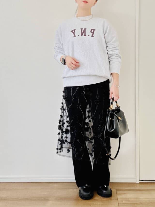 年始の“普段見え”が一気に解決！40代からのスウェット＆デニムが上品に変わる「レース１点足しテク」