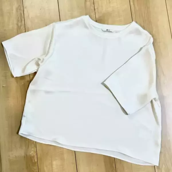 Tシャツ感覚なのに手抜きに見えない。40代コーデが一気にアカ抜ける【ユニクロ：シー】のサテンブラウス