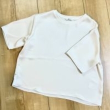 Tシャツ感覚なのに手抜きに見えない。40代コーデが一気にアカ抜ける【ユニクロ：シー】のサテンブラウス