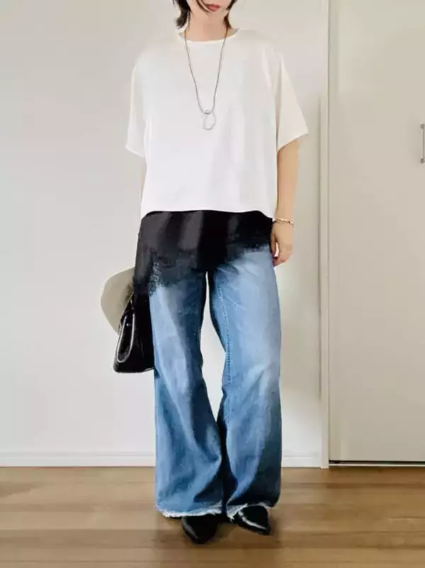 「Tシャツ感覚なのに手抜きに見えない。40代コーデが一気にアカ抜ける【ユニクロ：シー】のサテンブラウス」の画像