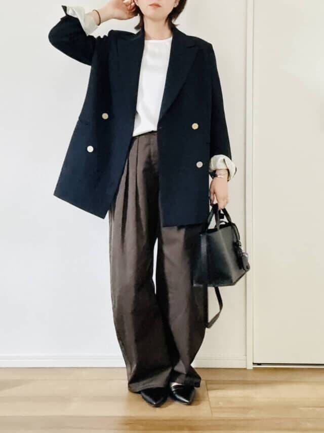 Tシャツ感覚なのに手抜きに見えない。40代コーデが一気にアカ抜ける【ユニクロ：シー】のサテンブラウス