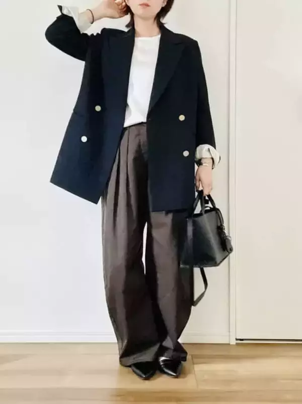 「Tシャツ感覚なのに手抜きに見えない。40代コーデが一気にアカ抜ける【ユニクロ：シー】のサテンブラウス」の画像