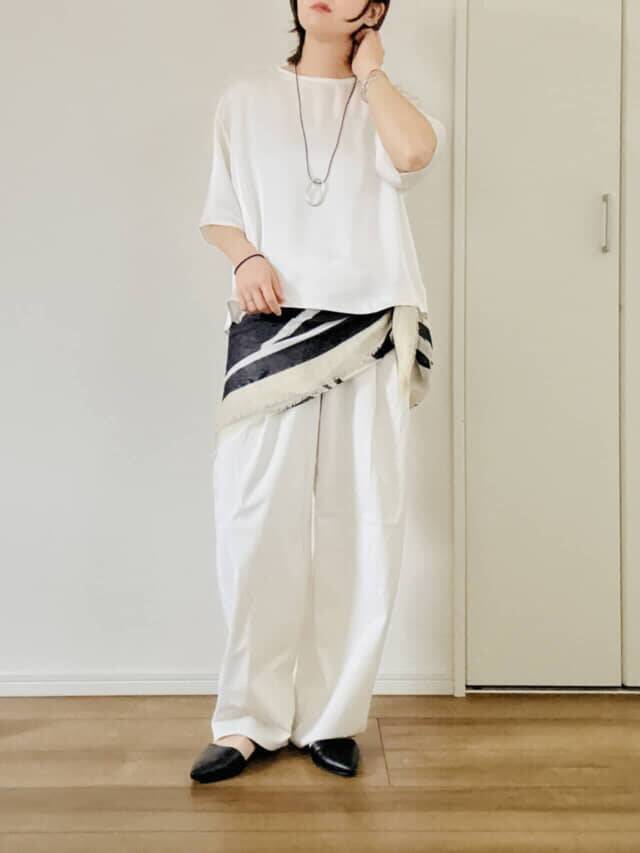 Tシャツ感覚なのに手抜きに見えない。40代コーデが一気にアカ抜ける【ユニクロ：シー】のサテンブラウス