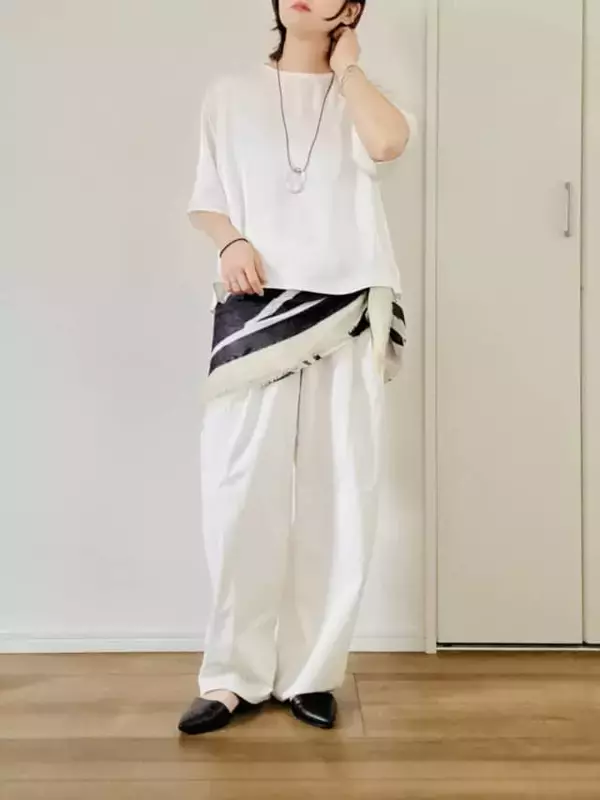 「Tシャツ感覚なのに手抜きに見えない。40代コーデが一気にアカ抜ける【ユニクロ：シー】のサテンブラウス」の画像