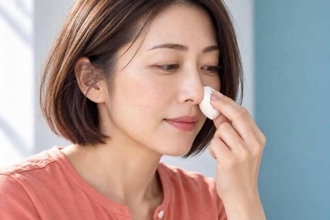 メイク直しで頬が粉っぽい？ パウダーは小鼻と額から“少量ずつ”がコツ