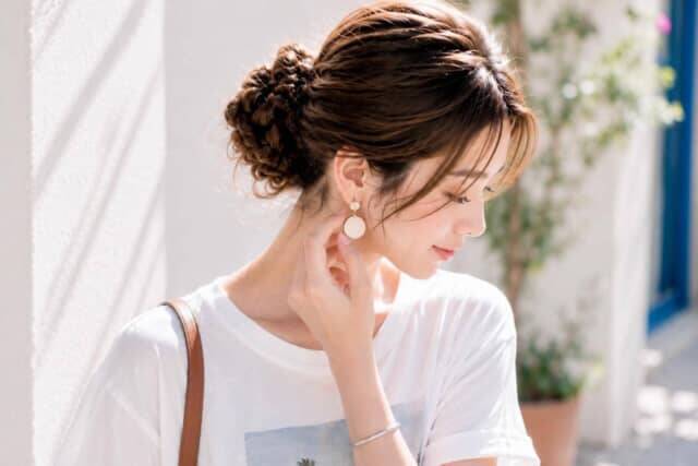 シンプルなのにグッと垢抜ける。2026夏、大人世代の「正解ヘアアレンジ」３選