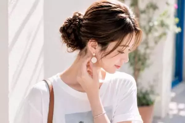 「シンプルなのにグッと垢抜ける。2026夏、大人世代の「正解ヘアアレンジ」３選」の画像