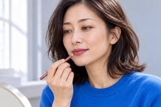 秋色リップ、輪郭は描く？ぼかす？大人が選びたい自然な塗り方