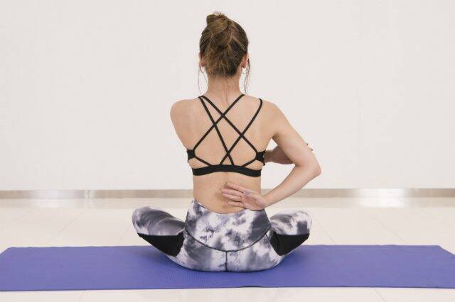 華奢な上半身に！１日１セット【美姿勢＆ほっそり腕に導く】簡単“肩甲骨”ストレッチ