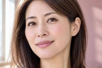 髪を耳にかけるとチークが目立つ？大人の頬は「色の境目」をチェック