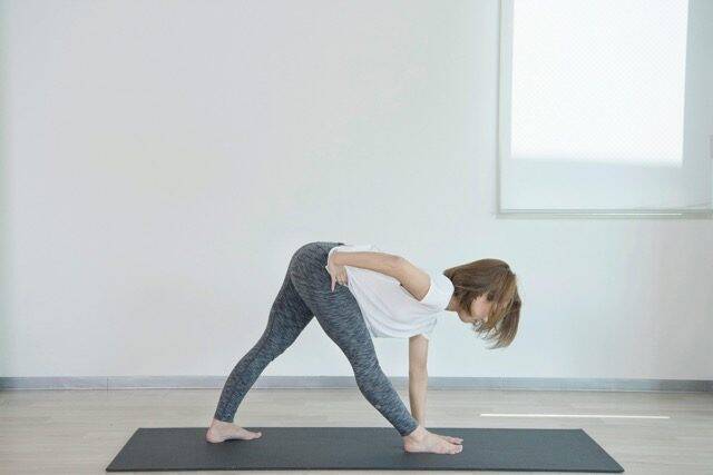 ねじるだけでお腹の印象アップ。１日１分【腰まわりの崩れ・もたつきを整える】簡単ポーズ