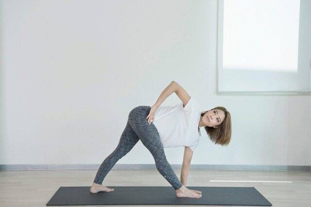 ねじるだけでお腹の印象アップ。１日１分【腰まわりの崩れ・もたつきを整える】簡単ポーズ