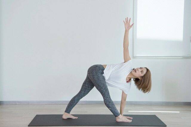 ねじるだけでお腹の印象アップ。１日１分【腰まわりの崩れ・もたつきを整える】簡単ポーズ