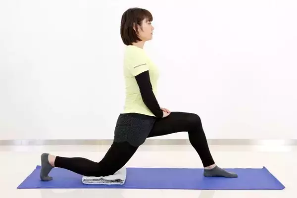 太ももが張りやすい人に。１日１セット【脚全体の印象が軽くなる】簡単“前もも”ストレッチ