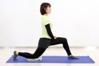 太ももが張りやすい人に。１日１セット【脚全体の印象が軽くなる】簡単“前もも”ストレッチ