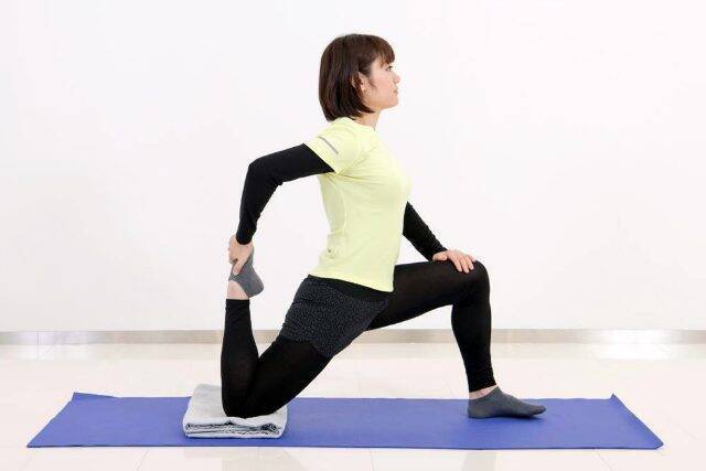 太ももが張りやすい人に。１日１セット【脚全体の印象が軽くなる】簡単“前もも”ストレッチ