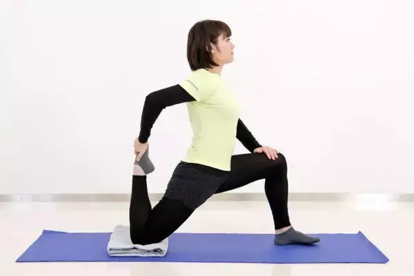 「太ももが張りやすい人に。１日１セット【脚全体の印象が軽くなる】簡単“前もも”ストレッチ」の画像