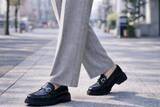 「ローファーが重く見える原因は“甲の見え方”。40代・50代が整えるべき「足元バランス」」の画像1