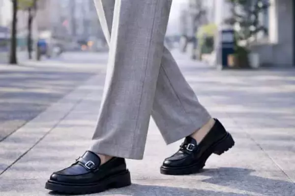 ローファーが重く見える原因は“甲の見え方”。40代・50代が整えるべき「足元バランス」