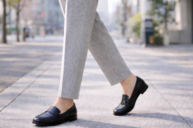 ローファーが重く見える原因は“甲の見え方”。40代・50代が整えるべき「足元バランス」
