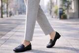 「ローファーが重く見える原因は“甲の見え方”。40代・50代が整えるべき「足元バランス」」の画像2